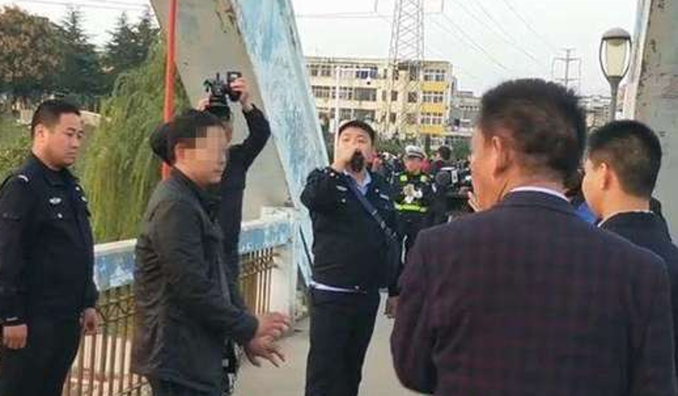 A man surnamed Qin (second left) has been detained in connection with the incident. The mother of the child said she had never seen him before. Photo: Kanfanews.com