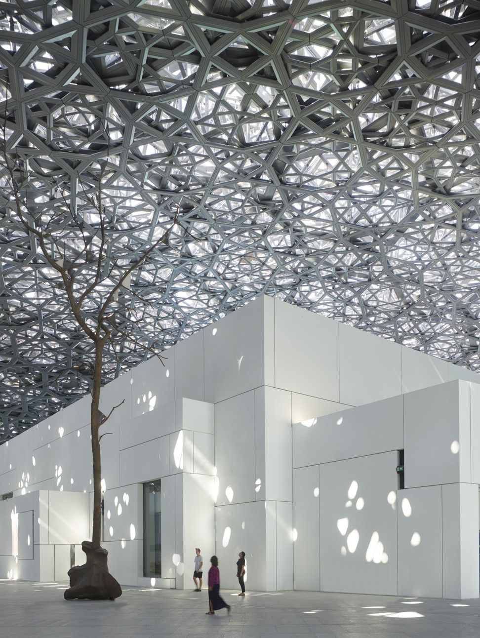 The museum dome's eight layers of interlocking steel and aluminium create more than 7,800 “stars” that filter sunlight, creating a microclimate and reducing the temperature inside by five degrees Celsius. Photo: Roland Halbe