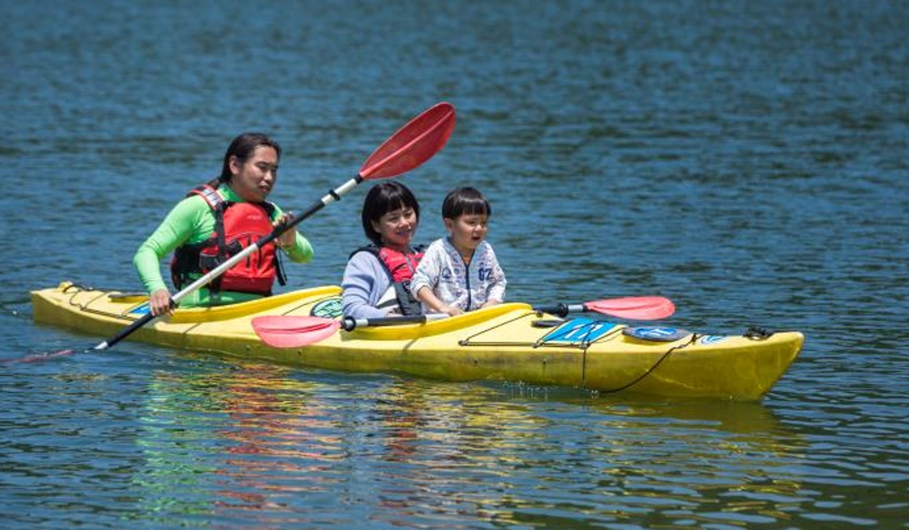 Xu Chenghua takes his wife and son for a paddle on Qiandao Lake. Photo: Xu Chenghua