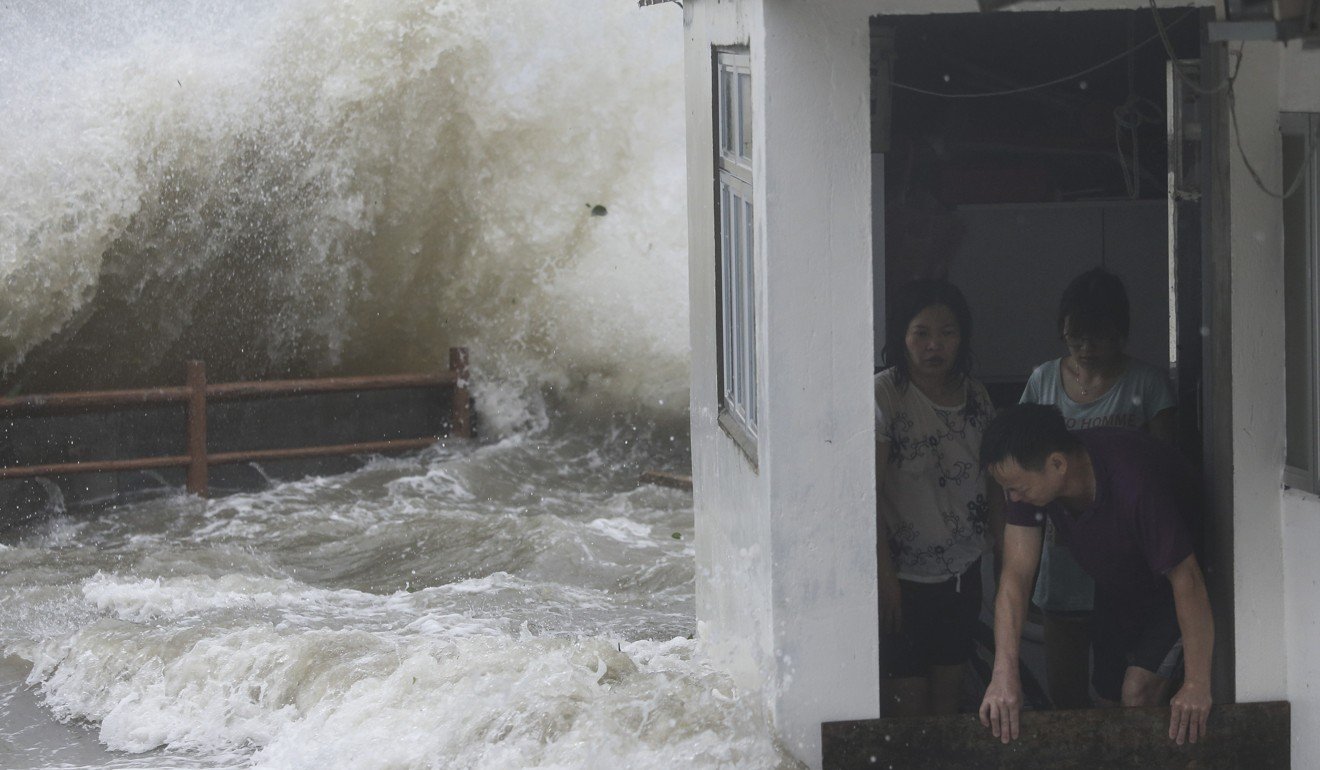Strong waves hit Lei Yue Mun during Typhoon Hato, as rescuers are called in to assist families trapped in seaside houses. Photo: Sam Tsang