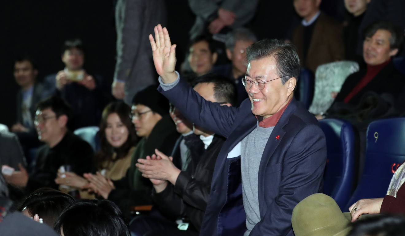 South Korean President Moon Jae-in waves as he attends a movie screening at a theatre in central Seoul on January 7. Photo: EPA-EFE/Yonhap
