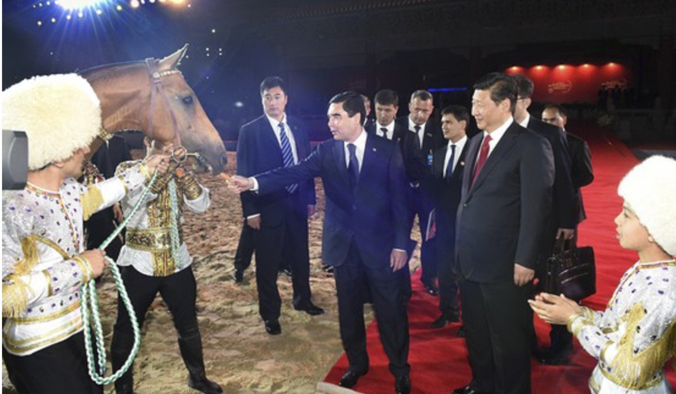 Xi Jinping (right) receives an Akhal-Teke horse from Turkmen President Gurbanguly Berdimuhamedov (left) in Beijing in 2014. Photo: Xinhua