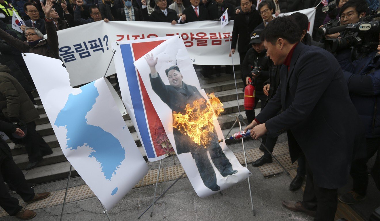 Members of conservative groups burn an image of Kim Jong-un during a rally in Seoul against North Korea's participation in the Pyeongchang Winter Olympics. Photo: EPA