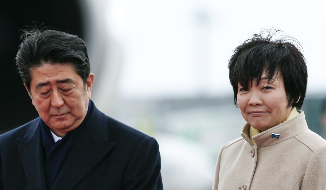 Abe and his wife Akie. Photo: EPA