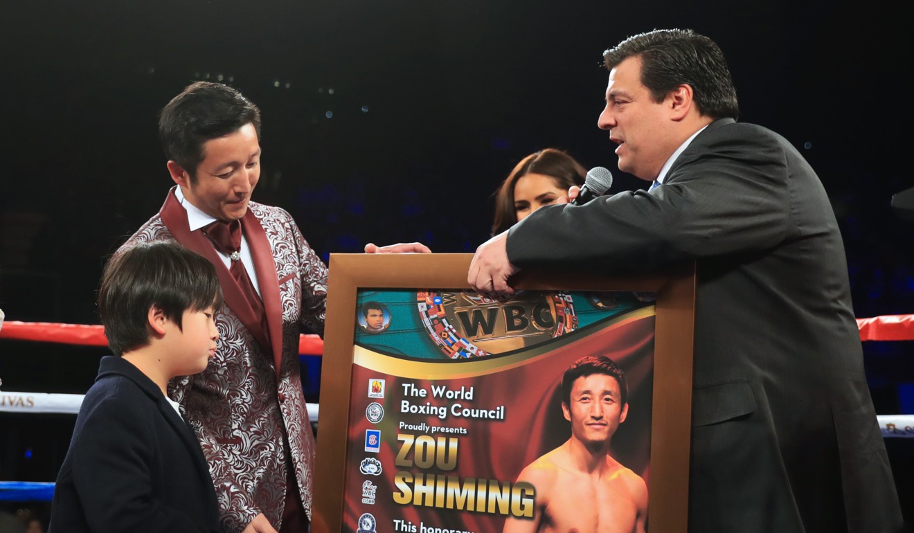 Zou receives the certification of Ambassador of Peace and Concordance presented by Mauricio Sulaiman, president of the World Boxing Council (WBC), in Los Angeles in February. Photo: Xinhua