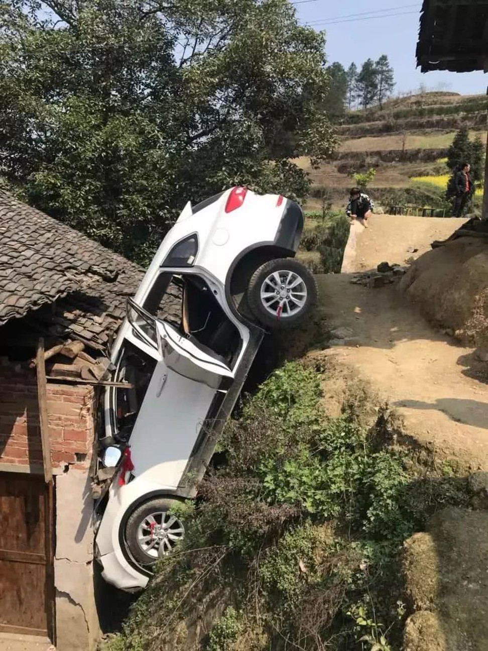 The driver escaped unhurt but agreed to compensate his neighbour for the damage. Photo: Qq.com
