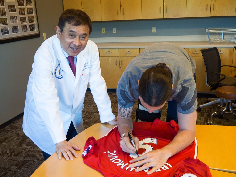 Zlatan Ibrahimovic signs a United shirt for Dr Freddie Fu Ho-keung. Photo: Freddie Fu