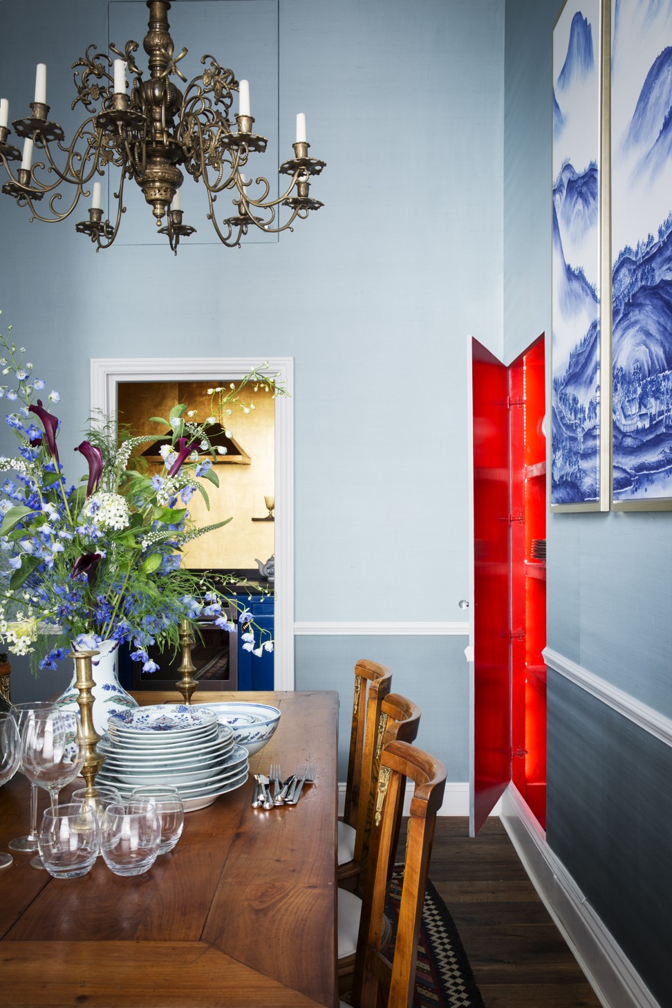 The dining room is very long and narrow, which Hannah has tried to conjure away with big mirrors along one of the walls. Silk wallpaper from de Gournay in two different hues: glacier blue and blue green. China, Isphahan from Oka. 