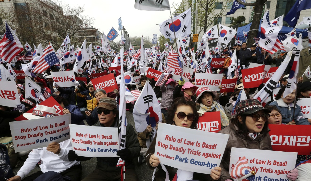 Supporters of former South Korean president Park Geun-hye call for her release near the Seoul Central District Court. Photo: AP