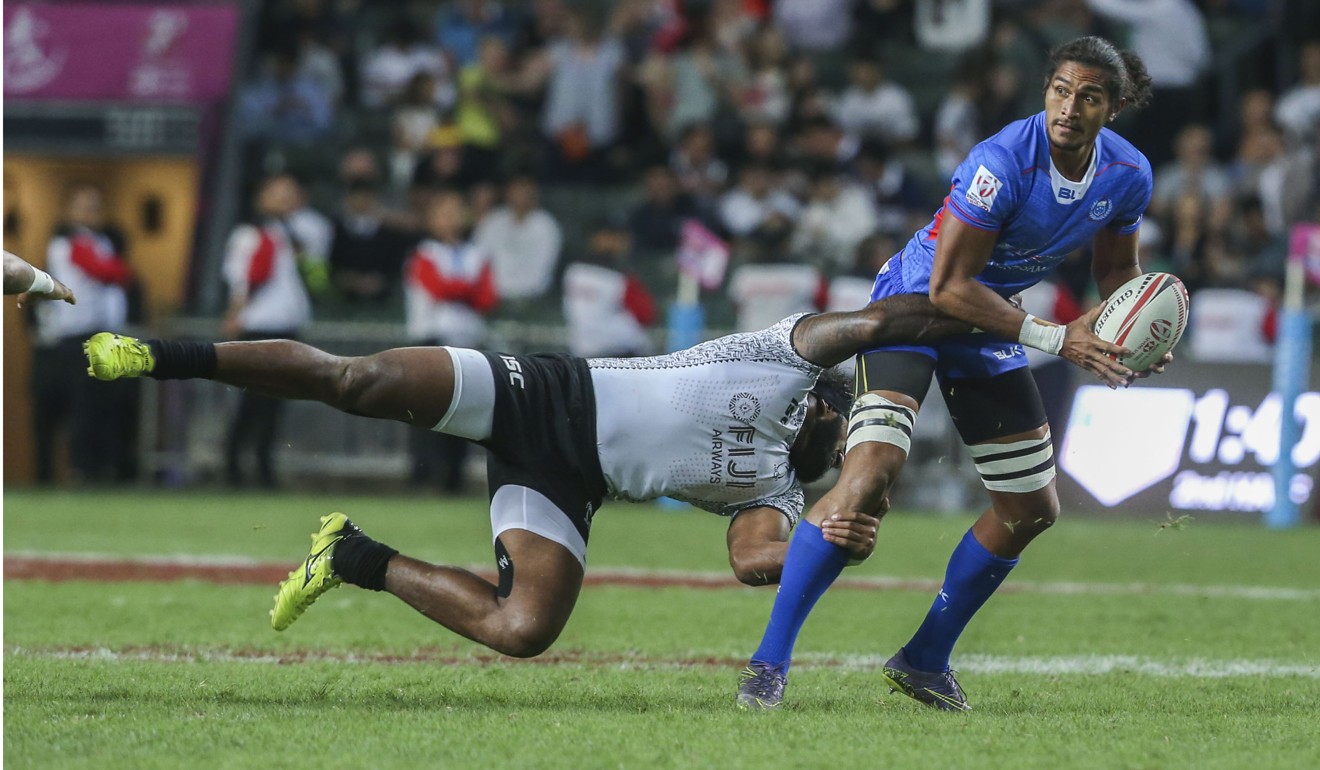 Fiji’s Semi Kunatani (left) hammers into Samoa’s Silao Nonu on the first day of the Hong Kong Rugby Sevens. Photo: Felix Wong