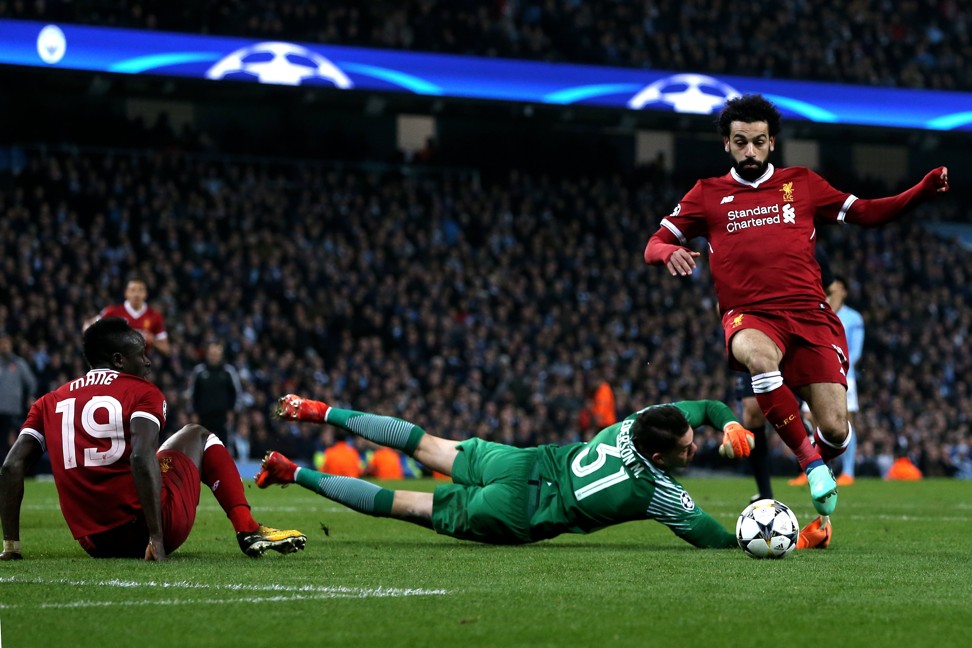 Mohamed Salah rounds Manchester City goalkeeper Ederson to make it 1-1. Photo: EPA