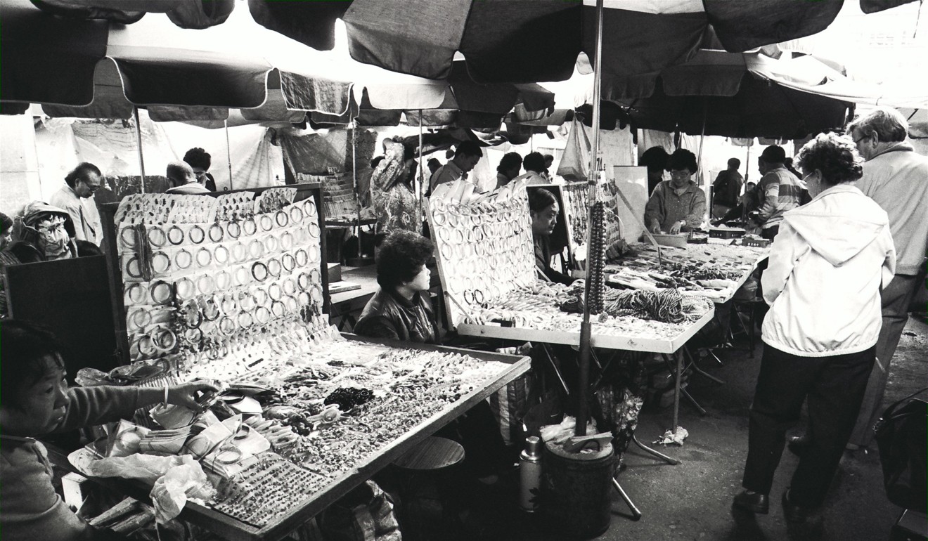 Tourists view the wares on sale at the Jade Market in Yau Ma Tei in this 1986 photograph. Photo: SCMP