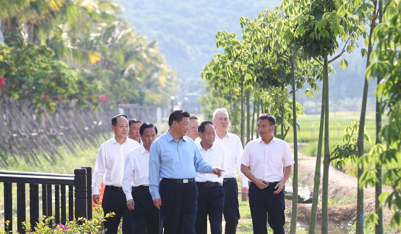 (180412) -- SANYA, April 12, 2018 (Xinhua) -- Chinese President Xi Jinping (L front), also general secretary of the Communist Party of China Central Committee and chairman of the Central Military Commission, talks with Yuan Longping (3rd R) and other agricultural experts at Nanfan Scientific and Research Breeding Base in Sanya, south China's Hainan Province, April 12, 2018. Xi made an inspection tour in Sanya on Thursday. (Xinhua/Xie Huanchi) (zkr)