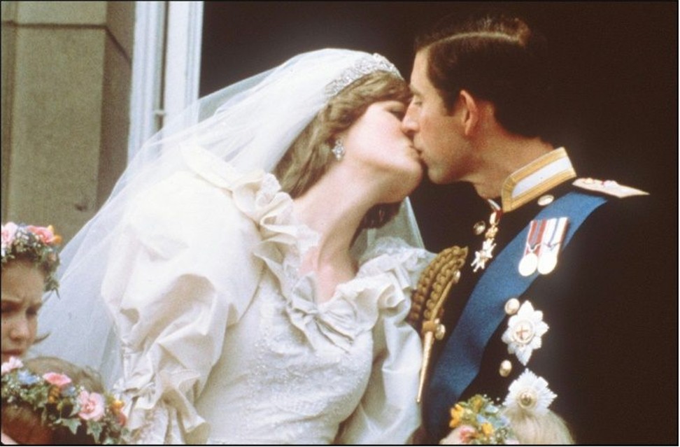 Prince Charles and his new wife, Lady Diana, kiss on the balcony of Buckingham Palace before a huge crowd in 1981. Photo: AFP