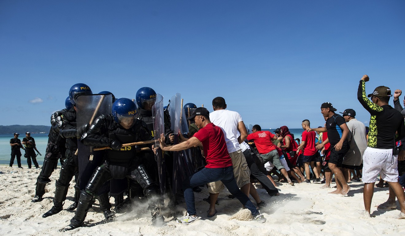 Mock protesters scuffle with anti-riot police during a security measures exercise on Boracay. Photo: AFP