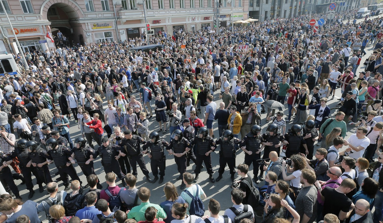 Russian riot police face protesters in Moscow. Photo: EPA