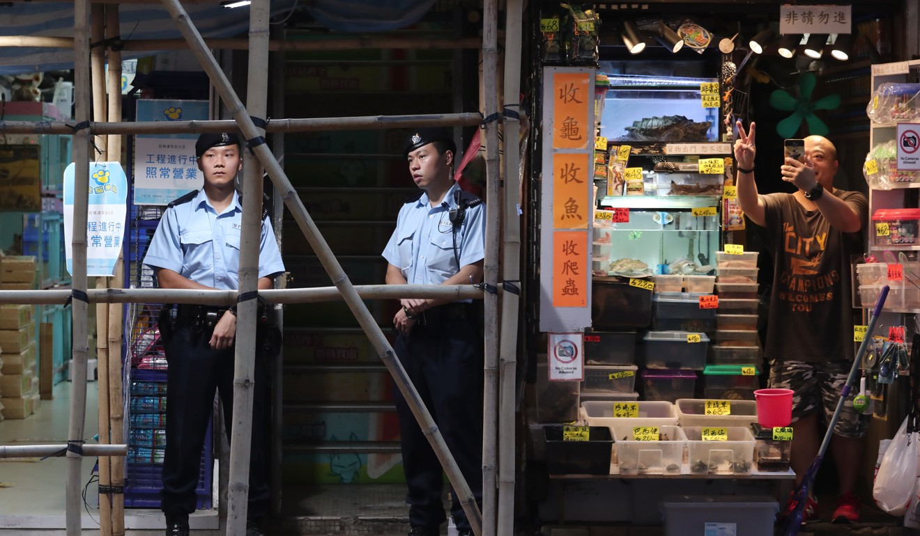 Police closed off the streets in Mong Kok as they arrested two suspects. Photo: Jonathan Wong