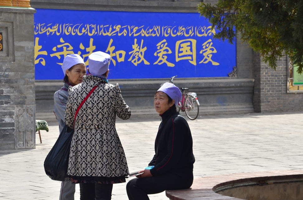 Propaganda in Chinese and Arabic at the Najiahu mosque in Yinchuan urges Hui Muslims to “Love the country and love the religion, understand the law and obey the law”. Photo: Nectar Gan