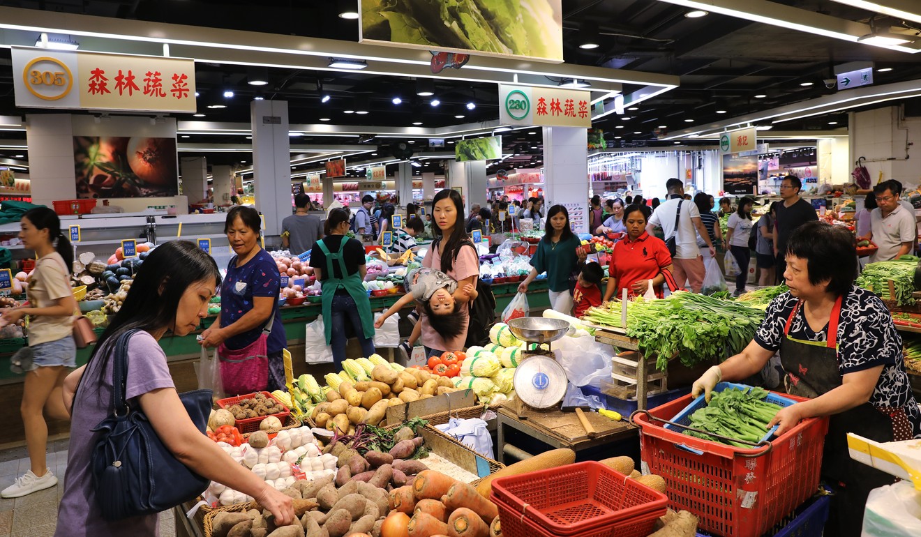 People shop at the wet market in Lok Fu in October 2017. While shopping for groceries in markets is still popular in Hong Kong, online shopping has taken over for other commodities. Photo: Sam Tsang