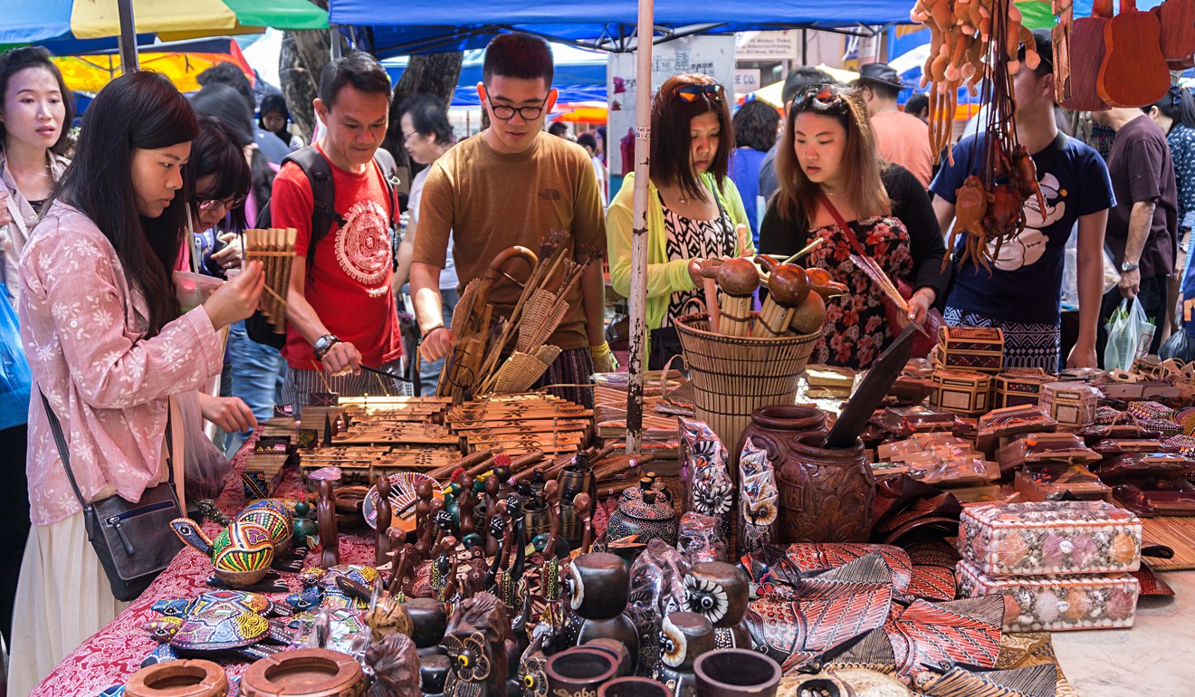 Tourists from China buy local crafts at a popular market in Malaysia’s Kota Kinabalu. Photo: Shutterstock