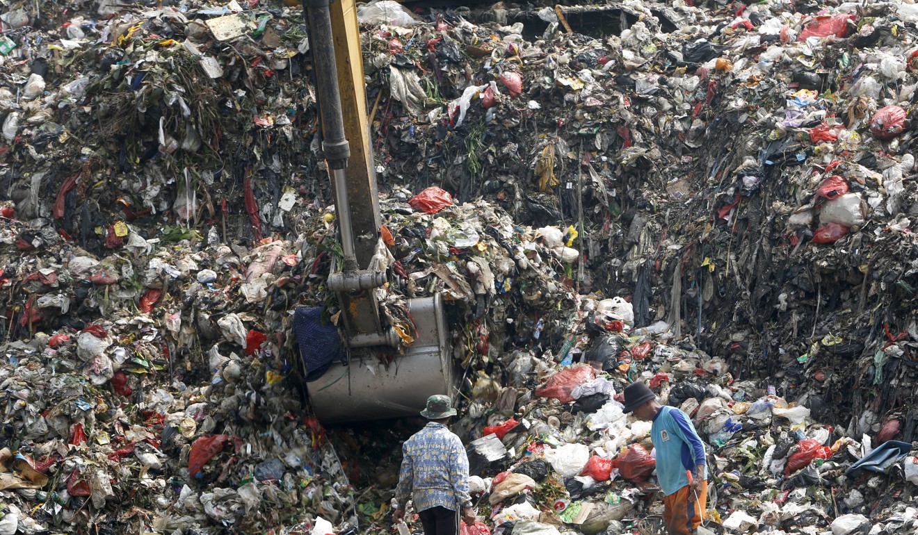 Indonesian scavengers look for plastic waste at a dump site in Depok. According to Indonesia Environment and Forestry Ministry, the national production level of garbage in a year reached 64 million tons, including 14 per cent of plastic. Photo: EPA