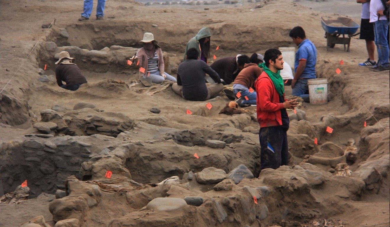 HArchaeologists continue work at the excavation site La Cruz, where the remains of more than fifty children presumably sacrificed in a ritual of the pre-Columbian Chimu culture were discovered. Photo: AFP