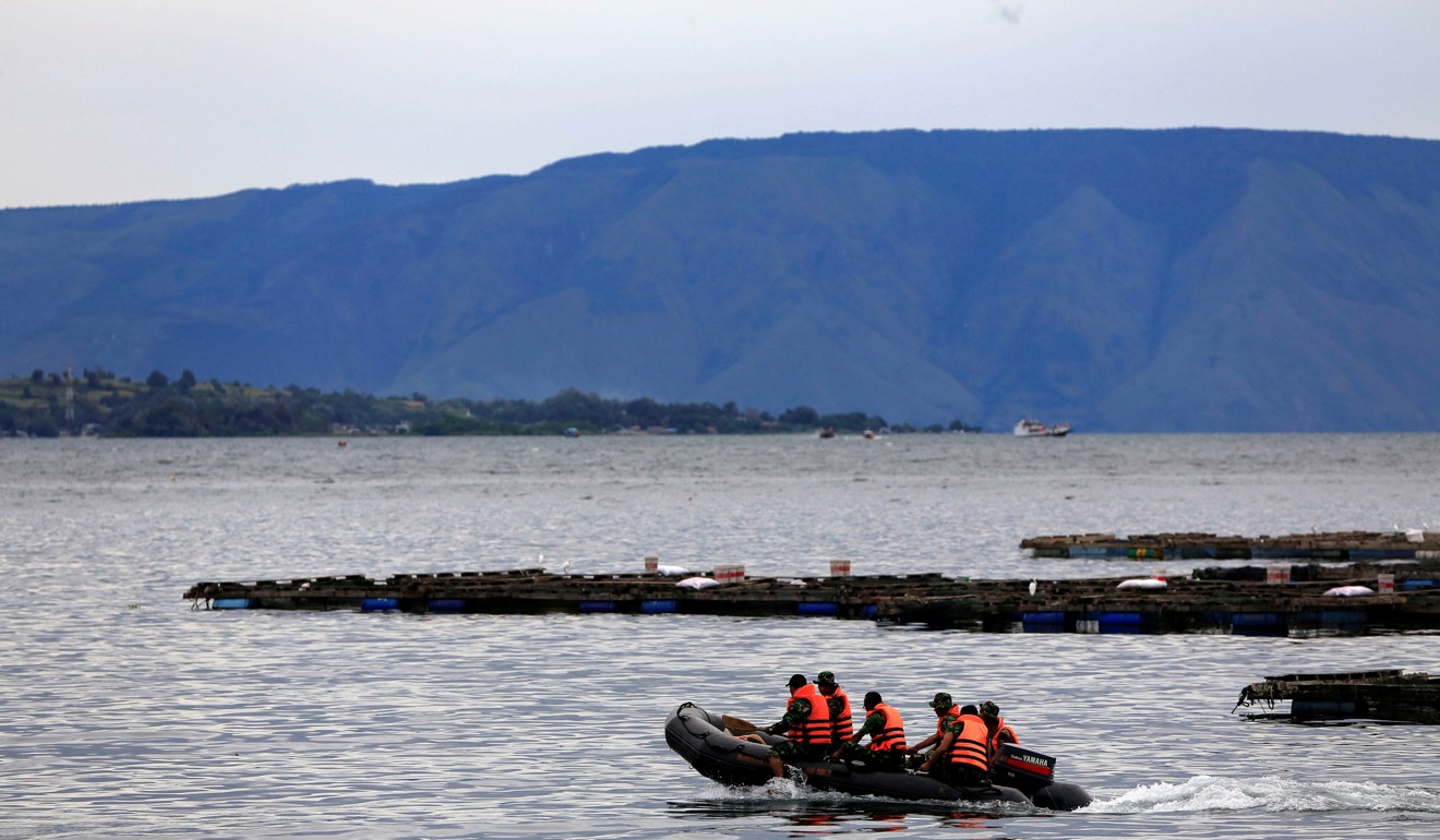 A search and rescue team heads out to look for passengers from the ferry. Photo: Reuters