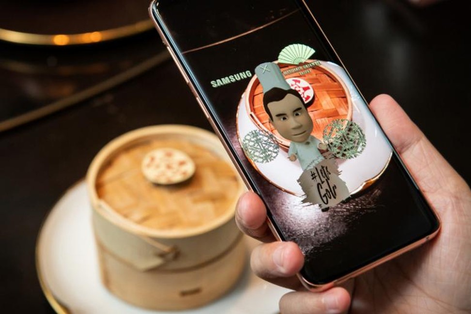An AR emoji of executive chef Tse Man on a Galaxy S9+ reveals the evening’s appetisers.
