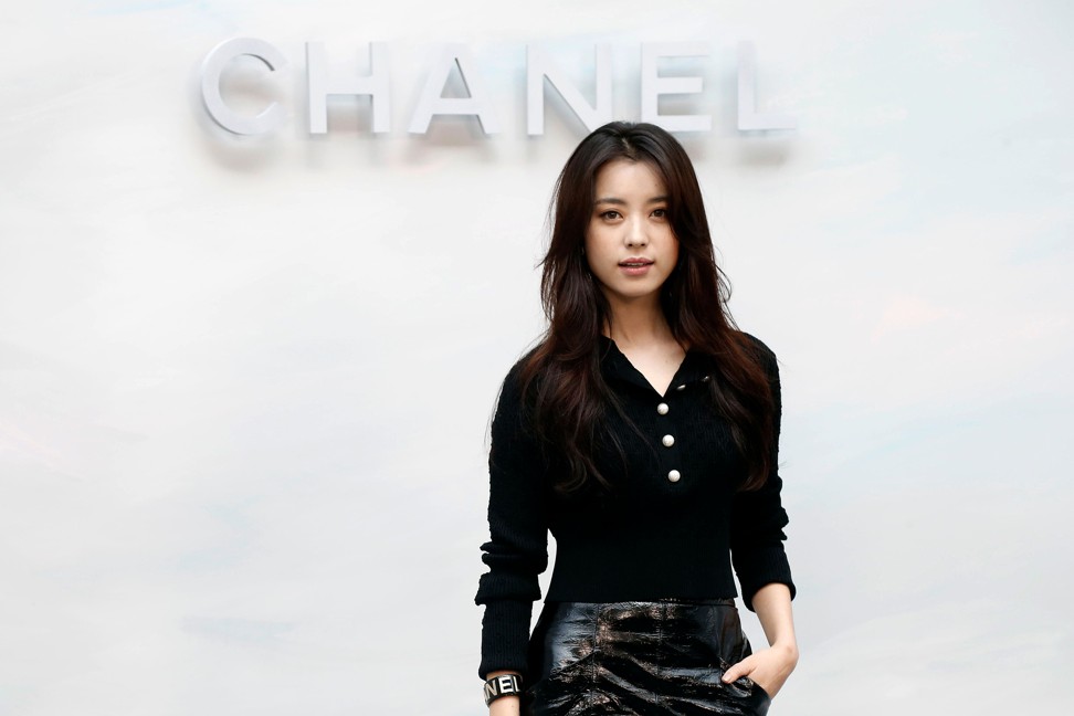 South Korean actress Han Hyo-joo is a vision of elegance in clothes and accessories by Chanel. Photo: AFP / Francois Guillot