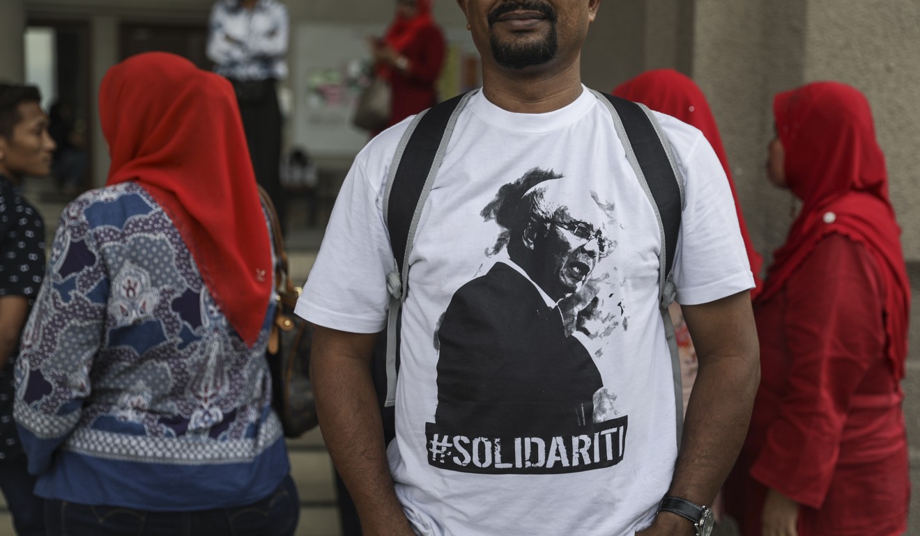 A supporter of former Malaysian Prime Minister Najib Razak outside the courthouse where Najib was appearing in Kuala Lumpur on July 4. Photo: EPA-EFE