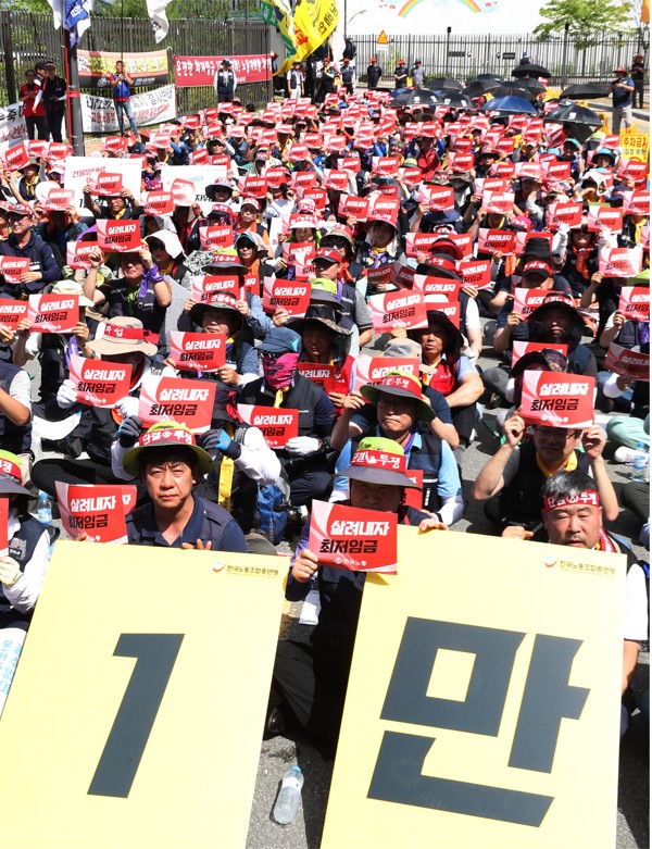 Members of the Korean Confederation of Trade Unions calling for the minimum wage to be increased to 10,000 won (US$8.9) per hour on July 13, 2018. Photo: EPA