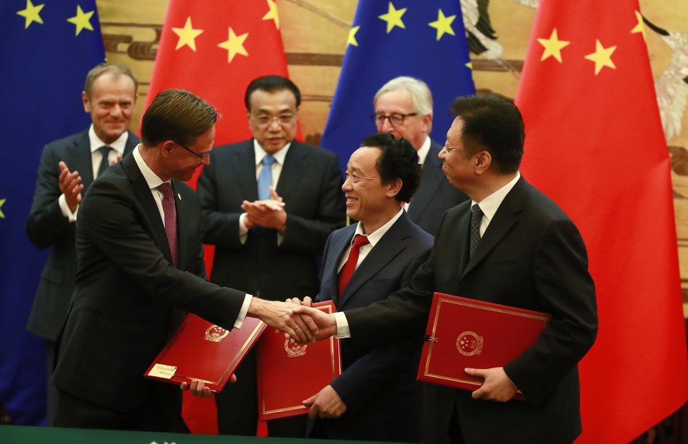 (Back row, from left) Donald Tusk, Li Keqiang and Jean-Claude Juncker clap as officials shake hands at a signing ceremony. Photo: EPA-EFE