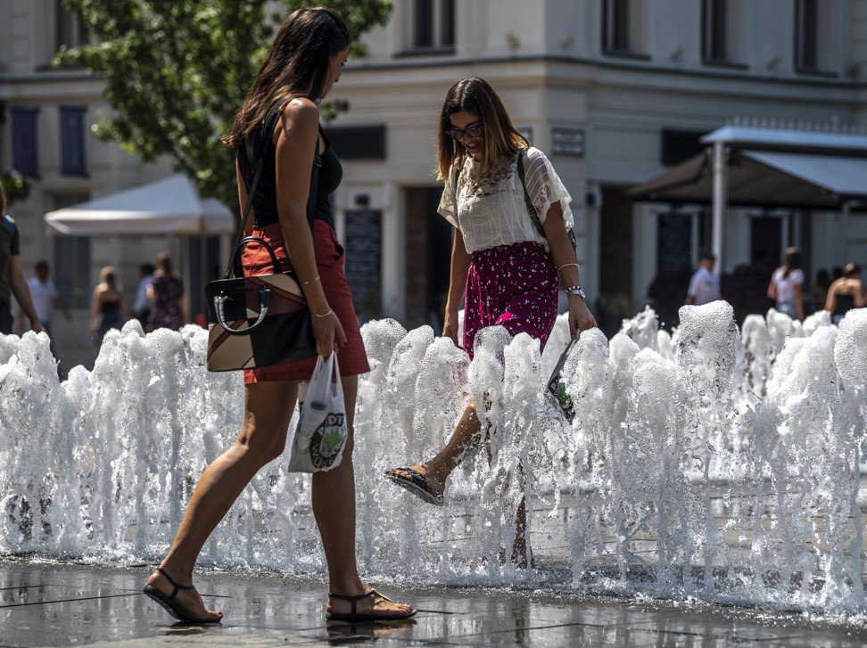 Parts of Europe have recorded temperatures close to 50 degrees Celsius. In Budapest, people cooled off in a fountain. Photo: EPA-EFE