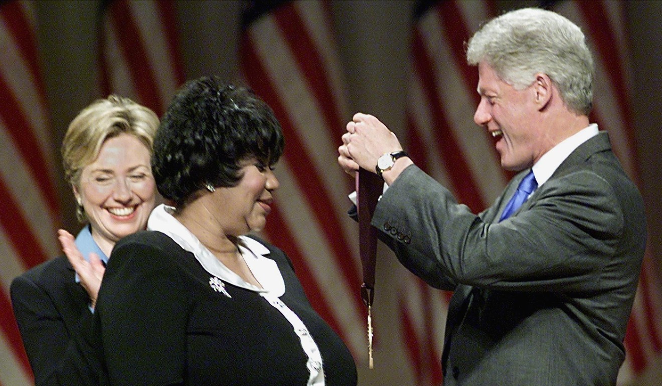 Aretha Franklin is awarded the 1999 National Medal of Arts and Humanities Award by US President Bill Clinton and First Lady Hillary Rodham Clinton at Constitution Hall in Washington. Photo: AFP