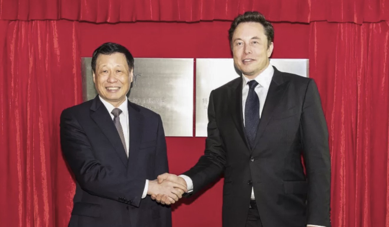 Shanghai mayor Ying Yong and Tesla CEO Elon Musk shake on a deal to build a factory in Shanghai. Photo: Shanghai Municipal Government