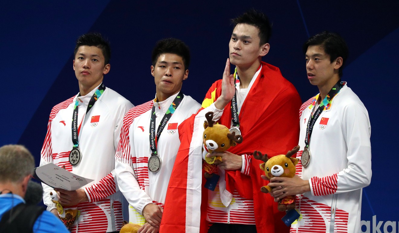 Sun Yang is covered in the national flag to stand out from his teammates after the 4x200m relay final. Photo: Reuters