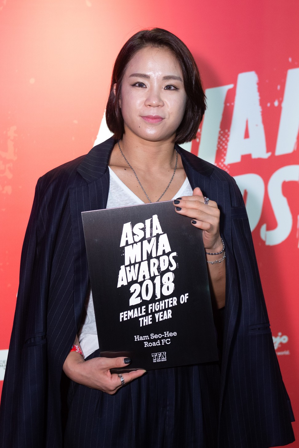 Ham Seo-hee poses with her award.