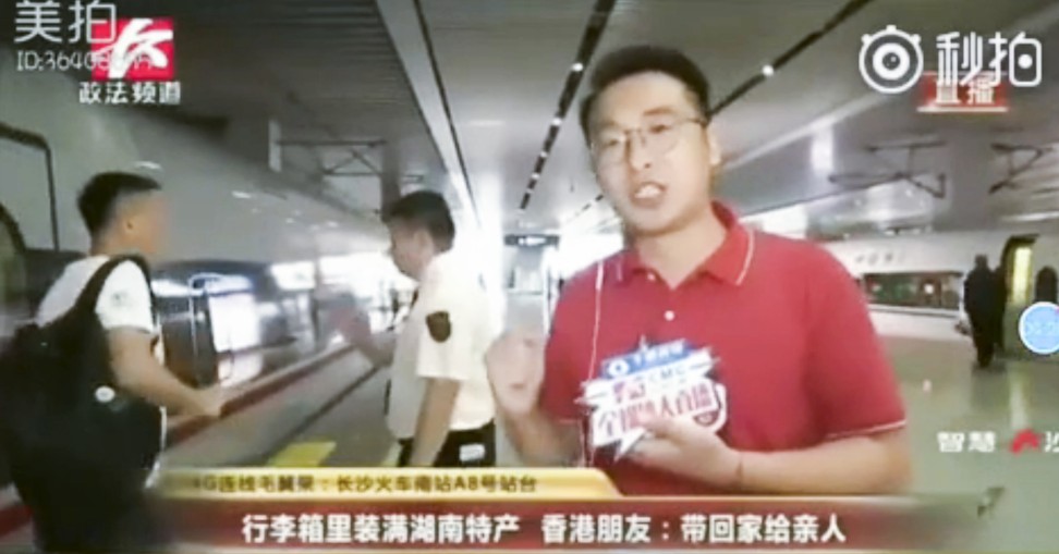 The moment Lin was told by a guard that he had missed the train. Photo: Sina.com.cn