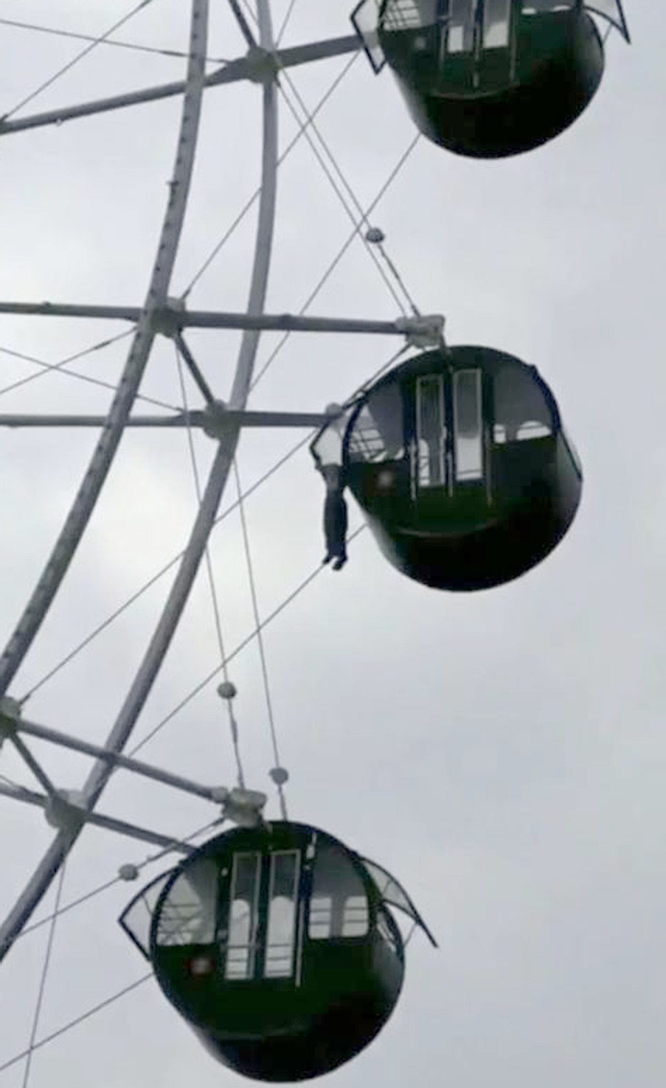 Ride operators worked to bring the carriage safely to the ground so they could release the child, who was crying uncontrollably, out of his trapped position on the Ferris wheel in Zhejiang province, China.Photo: Sina