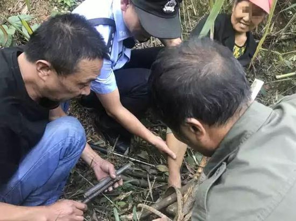 The rescuers free Xu from the trap. Photo: Sina