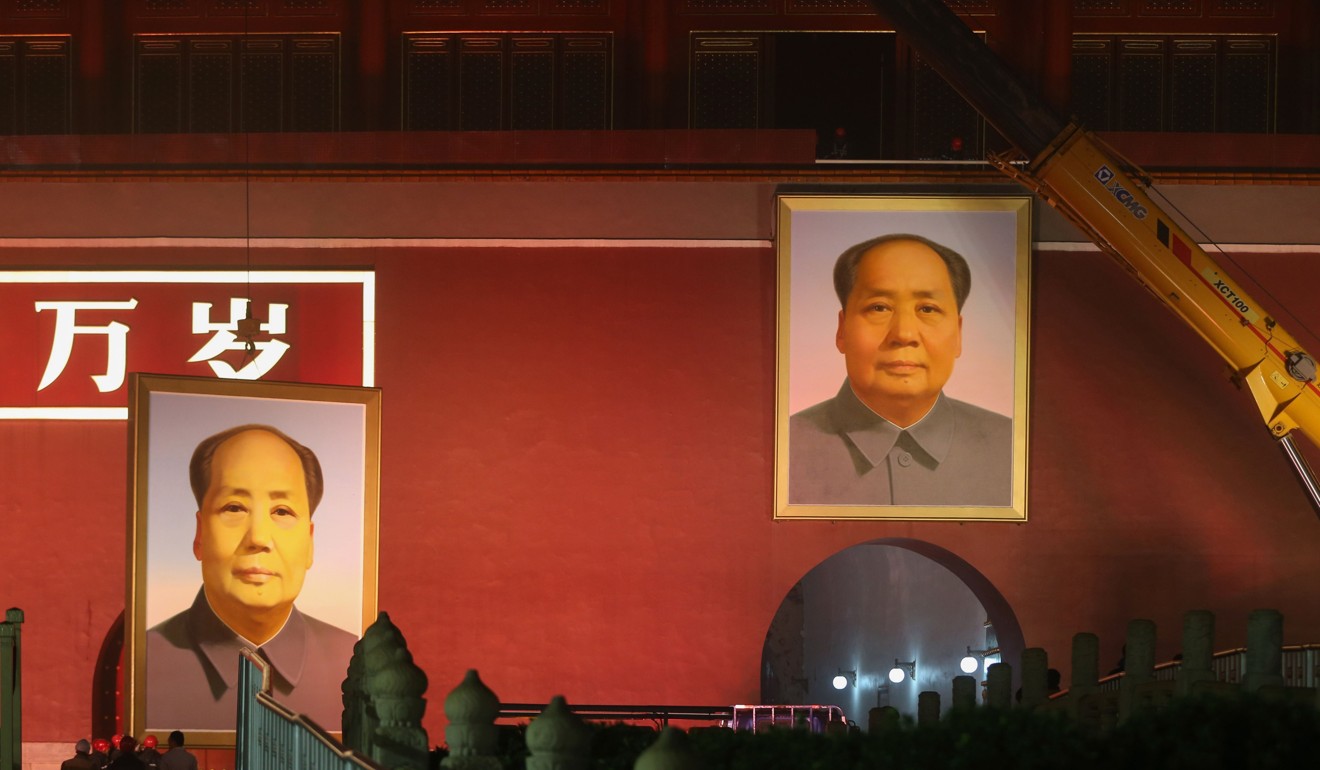 Workers remove an old portrait (left) of Mao Zedong and install a new one on Tiananmen Gate in Beijing on September 27 ahead of China's National Day on October 1 this year. Photo: AFP