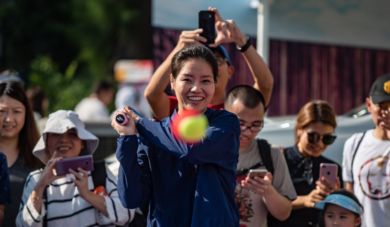 Li Na has some fun during ‘Kids Participation Day’ at the Prudential Hong Kong Tennis Open. Photo: AFP