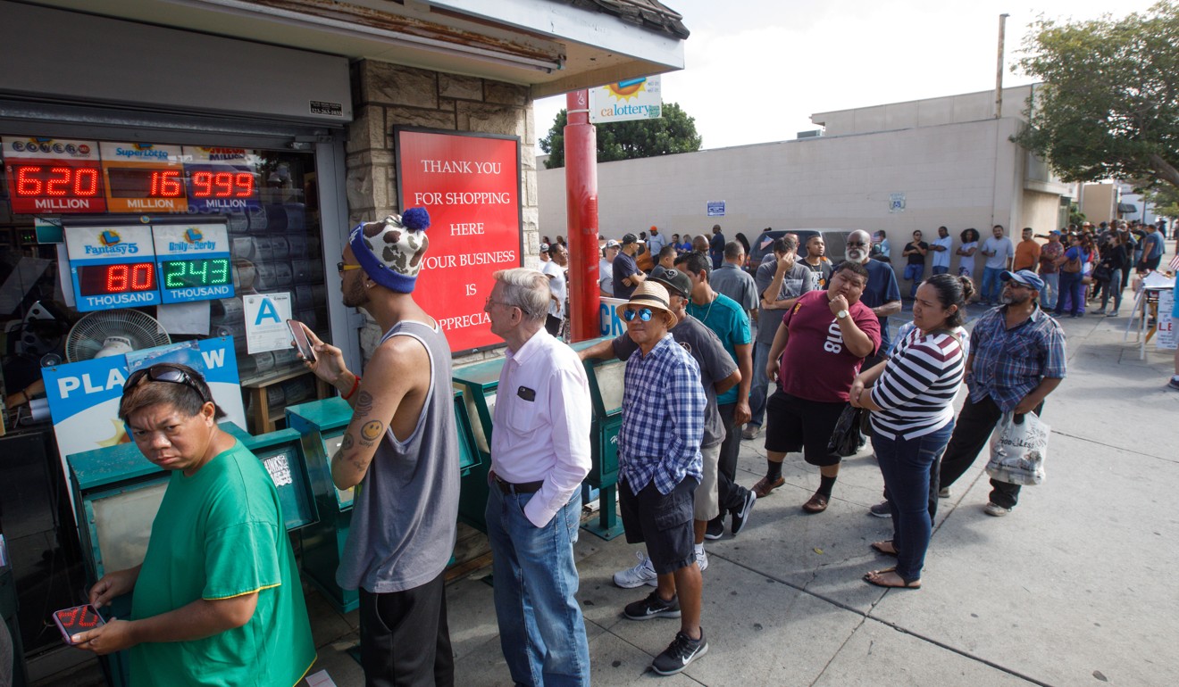 Hundreds of people queuing up to buy Mega Millions lottery tickets at a shop in Hawthorne, California on October 23, 2018. Photo: EPA