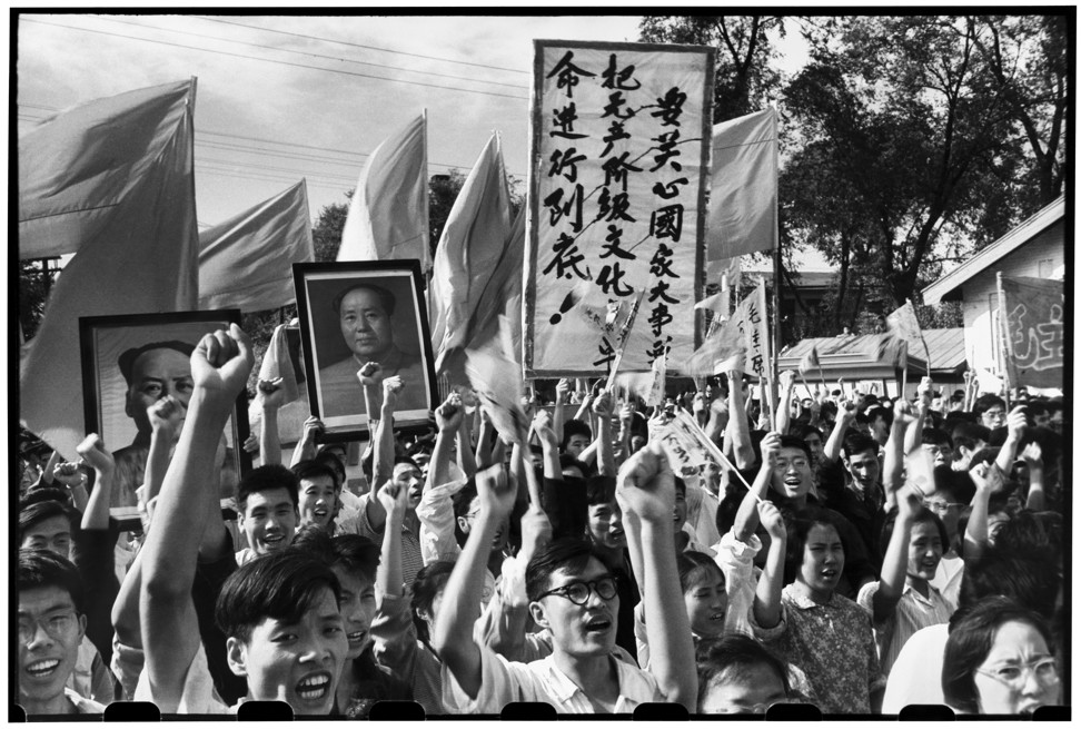 Several thousand faculty members and students from Harbin’s University of Industry march through the streets carrying banners supporting the Cultural Revolution. Photo: Li Zhensheng (The Chinese University Press)