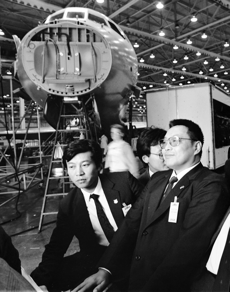 Deng Pufang, son of China’s late paramount leader Deng Xiaoping visited McDonnell Douglas’ aircraft assembly line in October 1987.