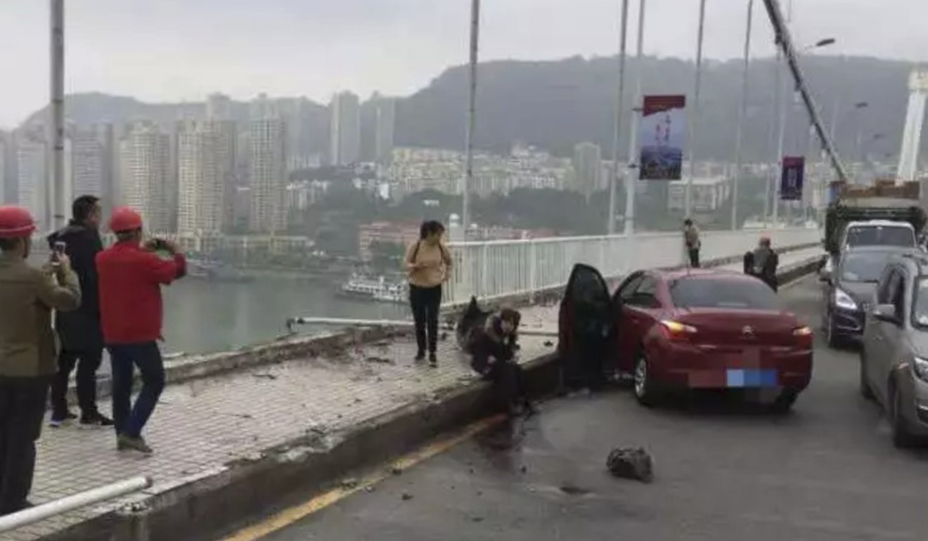 The bus collided with a car heading the wrong way across the bridge, crashed through the barrier and into the Yangtze River on Sunday. Photo: news.sina.com.cn