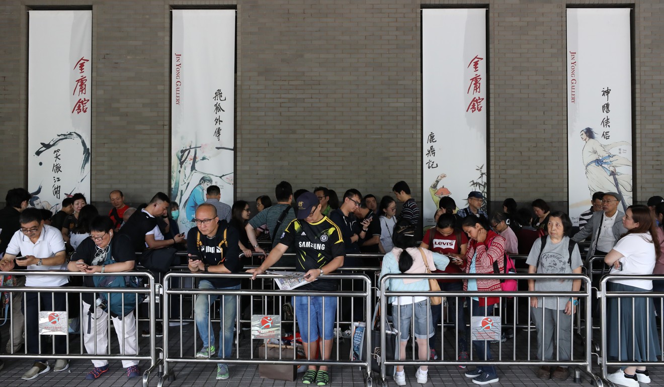 More than 400 people queued to pay tribute to Louis Cha at a public condolence point set up outside the Hong Kong Heritage Museum’s Jin Yong Gallery in Sha Tin. Photo: Dickson Lee/SCMP