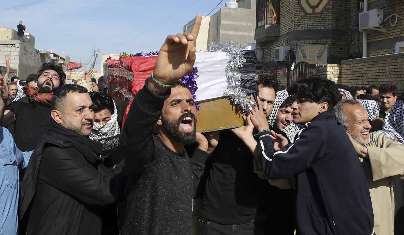 Mourners carry the coffin of prominent social activist Wissam al-Ghrawi in Basra, Iraq on November 18, 2018. Photo: AP