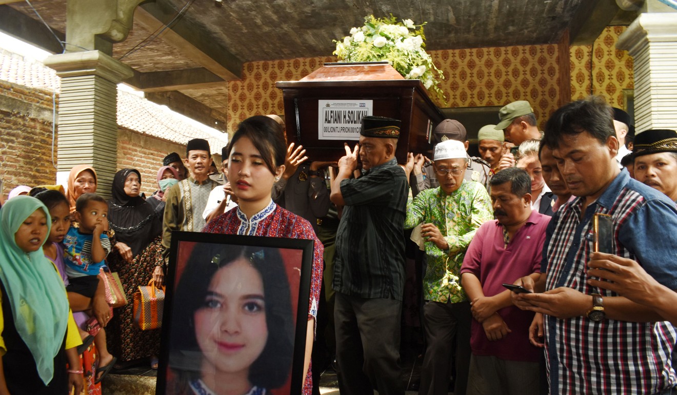 Family and colleagues carry the coffin of Alfiani Hidayatul Solikah, a cabin crew member of the Lion Air flight, during his funeral. Photo: Reuters