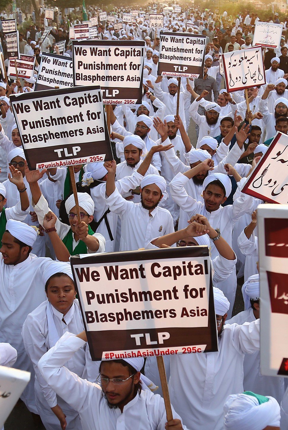 Protesters shout slogans during a protest calling for the execution of Asia Bibi, a Christian accused of blasphemy, during a rally to mark the Prophet Muhammad's birth anniversary, in Karachi, Pakistan, on Wednesday. Photo: EPA